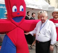 Na Národnom stretnutí mládeže P18 s otcom biskupom Sečkom a maskotom Vrtuľkou, 2018.