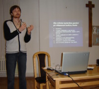 Jedna z nespočetných prednášok pre mladých a farnosti.