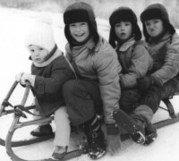 Sánkovačka so staršími bratmi, v časoch, keď ešte býval sneh.